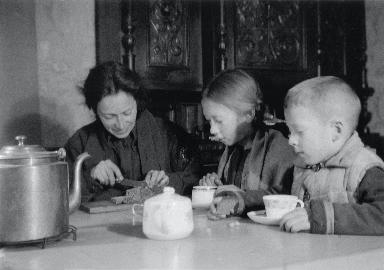 Учительница музыки Нина Михайловна Никитина и ее дети Миша и Наташа делят блокадный паек. 1942 год WW2 Photo Archive